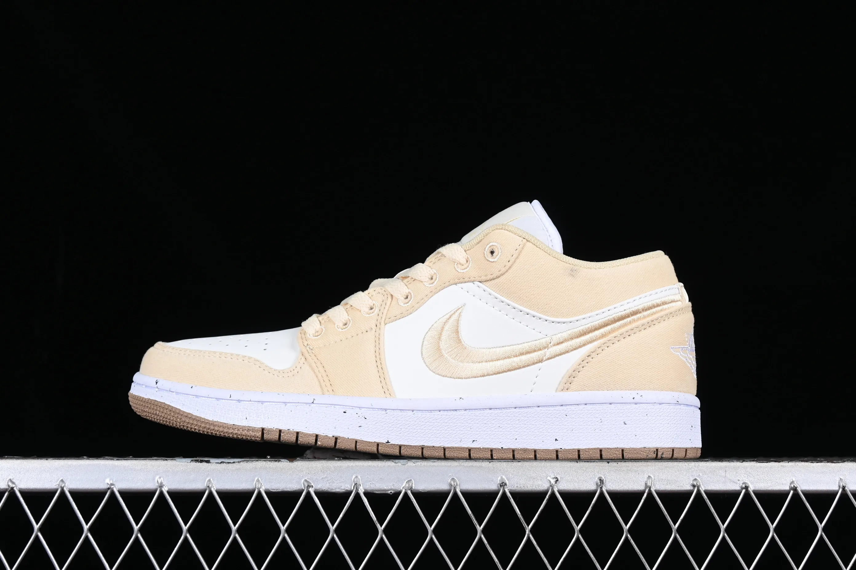 All categories Air Jordan Jordan series basketball shoes Air Jordan 1 Low Air Jordan 1 Low AJ1 Joe 1 electric embroidery white and yellow low-top cultural basketball shoes FN3722-701